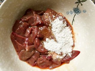 4、白萝卜炒猪肝,猪肝切片用清水冲洗几遍再浸泡一会儿后沥干水份，加入适量生抽、花椒油、料酒、淀粉抓匀。