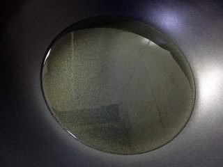 5、白萝卜炒猪肝,热锅倒油烧至八成热。