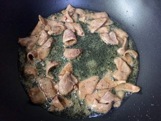 6、白萝卜炒猪肝,倒入猪肝快速煸炒变色即关火盛出。