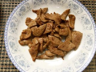 7、白萝卜炒猪肝,炒好的猪肝盛入盘中备用。