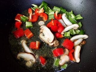 8、白萝卜炒猪肝,锅里剩的油烧热放入香菇、青红椒煸炒片刻。