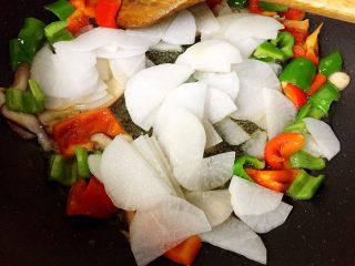 9、白萝卜炒猪肝,加入白萝卜片继续煸炒。