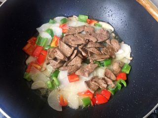 10、白萝卜炒猪肝,中火炒至白萝卜熟了就可以放猪肝了。