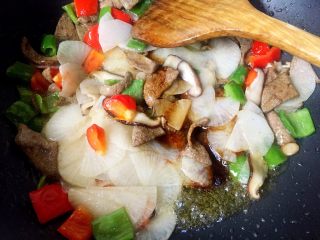 11、白萝卜炒猪肝,加入适量生抽、盐翻炒均匀。