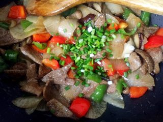 12、白萝卜炒猪肝,片刻关火，撒入小葱翻炒均匀出锅。