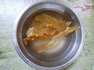 4、暖冬滋补汤,鱼胶用热水泡软