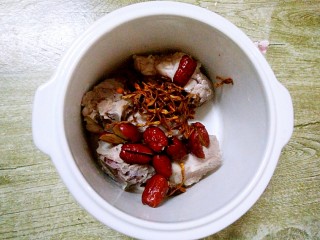 11、暖冬滋补汤,放入虫草花