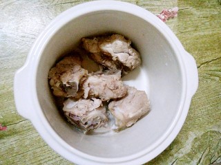 9、暖冬滋补汤,龙骨放入炖盅里