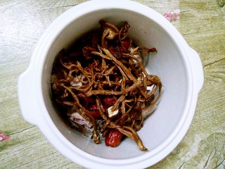 12、暖冬滋补汤,放入茶树菇