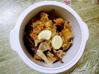 13、暖冬滋补汤,放入鱼胶，姜片