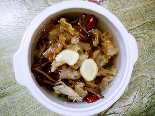 14、暖冬滋补汤,倒入9分满的水量，通电炖3小时