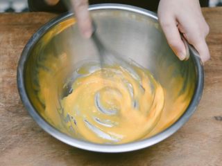 5、蒸蛋糕,搅拌，使蛋黄和油充分融合