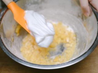 11、蒸蛋糕,将打发的蛋白分多次加入静置的蛋黄糊中