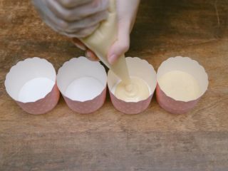 14、蒸蛋糕,使用裱花袋将蛋糕糊装入纸杯中
