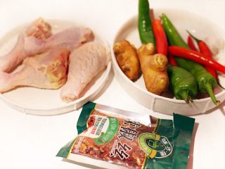 1、家庭版三杯鸡,准备各种食材