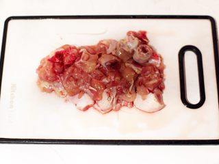 2、家庭版三杯鸡,将鸡腿肉斩小块