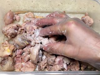 5、家庭版三杯鸡,在加入生粉7克抓匀