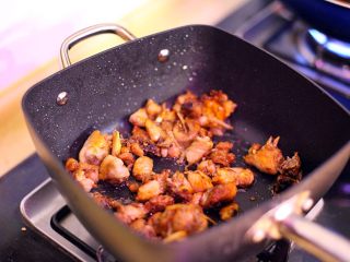 7、家庭版三杯鸡,倒入少许白糖与老抽调味调色，出锅装盘备用。