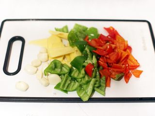 8、家庭版三杯鸡,蒜头切去头尾去皮，生姜切片，青红椒切小块。