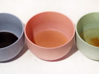 9、家庭版三杯鸡,分别称量20克酱油、料酒、色拉油备用，将3克芝麻油倒入色拉油中。