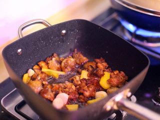 11、家庭版三杯鸡,倒入鸡块翻炒后先后倒入20克酱油、20克料酒扁炒均匀。