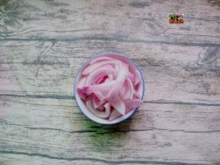 2、香辣虾煲,洋葱去皮切丝