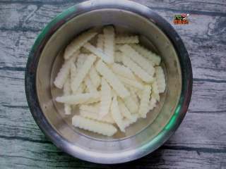 4、香辣虾煲,土豆切成条，用清水浸泡，洗去淀粉