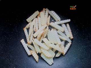 6、香辣虾煲,放2勺油，土豆条锅内煎制表面焦脆，捞出控干备用