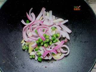 9、香辣虾煲,锅中留底油，烧到六成热时，调成小火，下葱，姜，蒜，干辣椒，花椒，辣椒圈、洋葱，香气四溢。