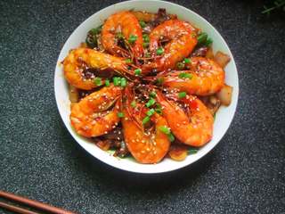 16、香辣虾煲,虾事先要过油， 所以酥酥脆脆的， 虾皮都可以吃的
