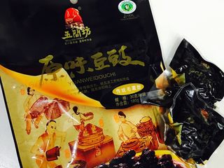 2、洋葱甜椒炒鸡腿肉(豆豉味),我用的豆豉是这个，里面小包装，一袋30g，我放了半袋～