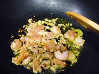 4、洋葱甜椒炒鸡腿肉(豆豉味),速度放入鸡腿肉～