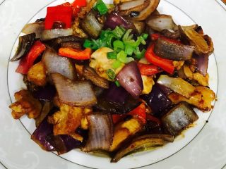 7、洋葱甜椒炒鸡腿肉(豆豉味),装盘撒葱花，完成～