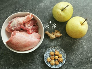 1、清甜润肺的雪梨无花果猪肺汤,准备好材料。