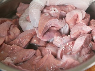 4、清甜润肺的雪梨无花果猪肺汤,用粉抓多几次，把脏东西吸附出来。然后再清洗干净。