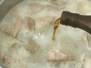 5、清甜润肺的雪梨无花果猪肺汤,锅内烧开水放入猪肺，沸腾后再煮2，3分钟，加点料酒去腥，煮出血沫后捞起冲洗干净