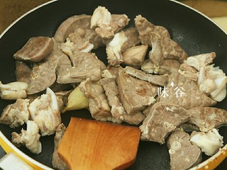 6、清甜润肺的雪梨无花果猪肺汤,热锅放油，放入两片姜、猪肺，大火炒一下。