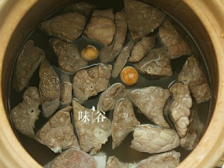 8、清甜润肺的雪梨无花果猪肺汤,加适量的清水，大约一人2碗水分量。盖上盖子，大火煮开后转小火煮。