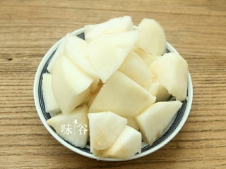 9、清甜润肺的雪梨无花果猪肺汤,梨子去皮切块。