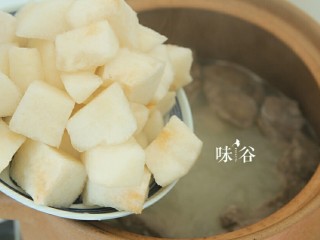 10、清甜润肺的雪梨无花果猪肺汤,1小时后加入梨子，继续炖煮半小时。