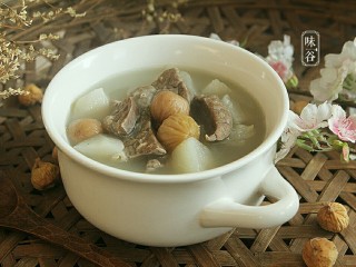 12、清甜润肺的雪梨无花果猪肺汤,清甜润肺的雪梨猪肺汤就做好了。