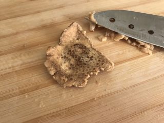 7、百变鸡蛋～啤酒卤蛋（迷你版）,用刀把白色内层刮掉，以免发苦