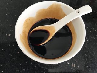 8、百变鸡蛋～啤酒卤蛋（迷你版）,再准备酱料：碗里加入1勺生抽，半勺老抽，1勺蚝油，1匙糖，半匙盐，搅匀备用