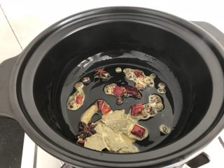 10、百变鸡蛋～啤酒卤蛋（迷你版）,把花椒，辣椒，八角，香味放入锅里炒香