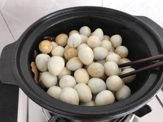 12、百变鸡蛋～啤酒卤蛋（迷你版）,放入鹌鹑蛋