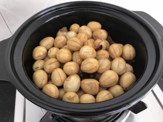 13、百变鸡蛋～啤酒卤蛋（迷你版）,翻炒几下至均匀上色