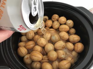 15、百变鸡蛋～啤酒卤蛋（迷你版）,最后加入啤酒，量以没过鹌鹑蛋表面为宜