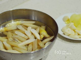 1、酸辣藕带-武汉独有的夏天,藕带洗净斜切成小段，佐料切好。