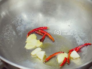 2、酸辣藕带-武汉独有的夏天,热锅热油，干辣椒爆香，加葱蒜翻炒出香味。