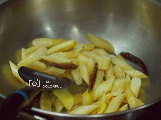 3、酸辣藕带-武汉独有的夏天,藕带沥干水倒入热锅爆炒。